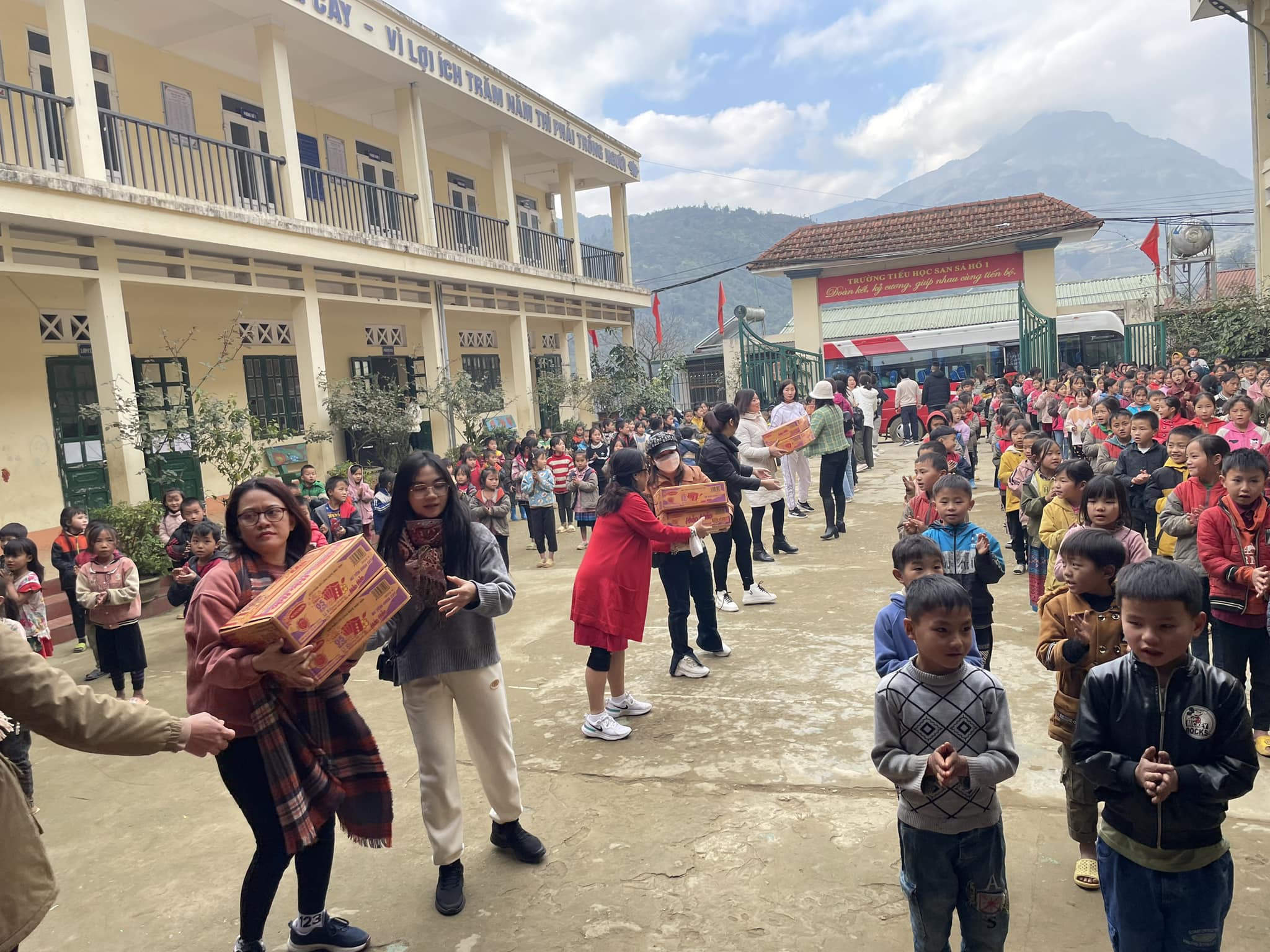 Trao quà San Sả Hồ 1